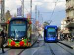 Frankreich, Languedoc, Montpellier, Haltestelle  Place de la Comédie  links ein Citadis 402 der Linie (Jacou - Saint-Jean-de-Védas, rechts ein Citadis 401 der Linie 1 (Mosson-Odysseum).