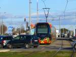 Frankreich, Languedoc, Hérault, Montpellier-Agglomération. Der Citadis 402 von Alstom der Linie 2 versucht die Haltestelle Notre-Dame de Sablassou in Castelnau-le-Lez in Richtung Montpellier und Saint-Jean-de-Védas zu verlassen. Doch den Kreisverkehr durchqueren ist trotz Ampeln recht schwierig und endet oft im Stau. 23.01.2014