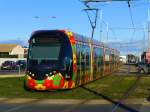 Frankreich, Languedoc, Hérault, Montpellier-Agglomération. Der Citadis 402 von Alstom der Linie 2 durchquert den Kreisverkehr kurz nach der Haltestelle Notre-Dame de Sablassou in Castelnau-le-Lez in Richtung Montpellier und Saint-Jean-de-Védas. 23.01.2014