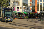 Eine bunte Tam Transdev Bahn an der Haltestelle Moulares (Hotel de Ville) am 18.07.2016.