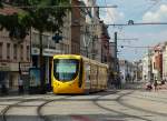 Am 19.07.2015 nähert sich ein Zug der Linie 1 der Straßenbahn Mulhouse auf der Avenue de Colmar dem zentralen Umsteigepunkt Porte Jeune