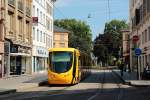 Ein Citadis 302 der Straßenbahn Mulhouse ist am 19.07.2015 an der Haltestelle Republique eingetroffen