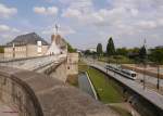 Blick von dem in der Altstadt der ehemaligen Hauptstadt der Bretagne gelegenen Château des ducs de Bretagne   auf die Straße auf der Tram TAN-343 (Typ Alsthom TFS) als Ligne 1 nach