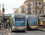 Triebwagen 01 und 16 der Straßenbahn Nice/Nizza begegnen sich am 07.06.2014 am Hauptbahnhof.