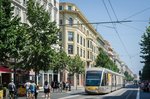 Alstom Citadis 001 im Verlauf der  Avenue Jean Médecin  kurz nach der Kreuzung mit der  Rue Pastorelli  am 16.Juli.2015