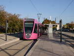 Tram CITURA-102 an der Endhaltestelle Neufchâtel der Ligne-A des 2011 eröffneten  Straßenbahnsystems von Reims.