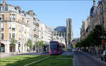 Tramway Reims; stop by stop - 

Haltestelle Langlet. Citadis 302 101 fährt hier direkt auf die Kathedrale Notre-Dame zu.

23.07.2012 (M)