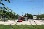 Tramway Reims; stop by stop - 

Die nördliche Endstation Neufchâtel der Linien A und B mit Citadis 111. Ab hier beginnen wir unser Reise von Haltestelle zu Haltestelle der Reimser Straßenbahn, die seit unserem Besuch 2012 bis auf eine zusätzliche Haltestelle keine Erweiterung erfahren hat, obwohl schon Abzweige für eine Ost-West-Strecke eingebaut wurden. Die Bahn fügt sich sehr schön in die Stadt ein und ist auch für die Außenbezirke eine Aufwertung.

Interessant an dieser Haltestelle ist die Einfügung in den rechteckigen, gepflasterten Platz mit dem geradlinigen Schnitt zu anschließenden Wiese, in der dann die Gleise weiterführen. Auch diese Haltestelle hat einen Mittelbahnsteig, ab auch Bahnsteigkanten auf beiden Außenseiten.

24.07.2012 (M)