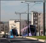 Begegnung bunter Bahnen -     An der kurzen Steigung zwischen den Stationen  Aragon  und  Kennedy  begegnen sich zwei Citadis-Tram.