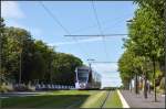 . Lila Tram auf grner Trasse - Citadis 103 in Fahrtrichtung Innenstadt auf dem Rasenbahnkrper zwischen den Haltestellen  Franchet d'Esperey  und  Courlancy . Die frher vielspurige Avenue du Gnral de Gaulle wurde mit dem Straenbahnbau auf zwei Fahrspuren zurckgebaut. 24.07.2012 (Jonas)