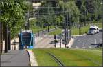 . Im Anstieg - Die Citadis-Tram 106 in Fahrtrichtung Sden hat die Haltestelle  Courlancy  verlassen und erklimmt die kurze Steigungsstrecke entlang der Avenue du Gnral de Gaulle. 24.07.2012 (Jonas)