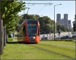 . Blick zur Kathedrale - Von der Strecke entlang der Avenue du Gnral de Gaulle hat man einen schne Blick zur Reimser Kathedrale. Wagen 112 auf Fahrt in die sdlichen Vororte. 24.07.2012 (Jonas)