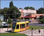 . Im Gleisbogen - In Fahrtrichtung stadtauswrts fhrt hier Citadis-Tram 209 (einzige Tram in gelb) von der Chausse Bocquaine in die Aveune du Gnral de Gaulle. 24.07.2012 (Gisela)
