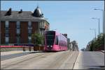 Über die Brücke -     Citadis-Tram 101 auf der Pont de Vesles, die über eine Autobahn und einen Kanal führt.