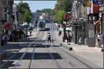 . Blick zur Pont de Vesles - Tram 117 kommt die Brcke herunter und fhrt gleich in die Fugngerzone von Reims ein. 23.07.2012 (Jonas)