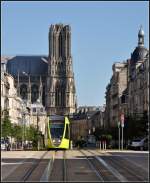 . Tram und die Kathedrale von Reims I - Der Turm ber der Straenbahn. Blick durch den Cours Jean Baptiste Langlet zur Kathedrale von Reims. 23.07.2012 (Jonas)