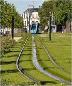 Am Park entlang -     An der Haltestelle  Boulingrin  (im Hintergrund erkennbar) wird von Ober- auf Unterleitungsbetrieb umgeschaltet und dann geht die Fahrt auf grüner Trasse an einem kleine