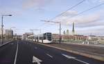 Straßenbahn TCAR-Astuce-833(Typ Citadis402 Alstom) überquert die Seine auf der Pont-Jeanne-d´Arc stadtauswärts. Rechts im Bild die Kathedrale von Rouen und ganz im Hintergrund an der Straße geradeaus neben dem Baukran der Turm des Bahnhofs Rouen-Rive-Droite.

2016-03-27 Rouen-Pont-Jeanne-d´Arc 

