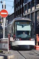 STRASBOURG (Grand Est/Département Bas Rhin), 14.10.2017, Tramlinie D nach Kehl Bahnhof bei der Einfahrt in die Haltestelle Homme de Fer