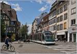 Durch die Rue Faubourg National fahrend, ist diese Strassenbahn der Linie B nach Hoenheim Gare unterwegs.