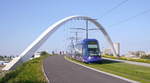 Tram CTS-2021 unterwegs auf der Ligne-D von Kehl nach Rotonde auf der Brücke über das Vauban-Becken.