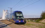 Tram CTS-3004 unterwegs auf der Ligne-D von Kehl nach Rotonde auf der Brücke über das Vauban-Becken.