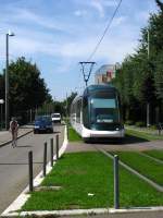 Ein Bild einer modernen franzsischen Stadt: In der Mitte der Strasse fhrt  le tramway  auf seinem begrnten Eigentrasse, links und rechts zirkulieren auf vielerorts verkehrsberuhigten Strassen hauptschlich Fahrrder und ab und zu ein Auto. So auch hier im elsssischen Strasbourg zwischen den Haltestellen Ducs d'Alsace und St Florent auf der Linie A. (5.August 2009)