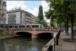 . Pont de Saverne - Die Straßburger Straßenbahn ist an dieser Stelle sehr präsent im Stadtbild. Hier eine Citadis-Tram der Linie C auf der Pont de Saverne. Hinter dem Geländer ganz rechts befindet sich die Rampe der Linie A und D. Diese Linien überqueren den Wasserlauf zwei Brücken hinter mir, auf der Pont de Paris. Die Linien B und F wiederum fahren in Blickrichtung zwei Brücken weiter auf der Pont National das Gewässer. 11.06.2011 (Matthias)