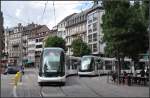 Begegnung am Abzweig - 

Zwei Citadis-Trams begegnen sich am neuen Abzweig für die Linie C von der zweiten Stammstrecke zum Gare Centrale. Bei unserem Besuch sahen wir auf der Linie C nur Citadis-Straßenbahnen, keine Eurotrams. Rue du Vieux Marché aux Vinx, 

11.06.2011 (J)