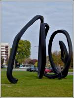 - Abstrakte Kunst - Wenn zwei Fotografinen die Skulptur auf der Place de Bordeaux in Strasbourg ablichten, so sind ihre Motive doch verschieden. Die eine fotografiert ihren Liebsten und fr die andere ist die Eurotram interessanter. 30.10.2011 (Jeanny)