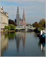 - Spiegelung - Die Kirche St Paul spiegelt sich in der Ill, whrend eine Eurotram die Haltestelle Gallia erreicht. 29.10.2011  (Jeanny)