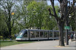 . Gut eingefügt ins Grün -

Eine futuristische Eurotram im parkähnlichen Umfeld der Station Republique, Straßburg, Linien B und C. 

21.04.2006 (M)