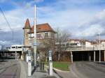 Unten ist die Straßenbahnhaltestelle Krimmeri in Straßburg-Neudorf am Weichenstellplatz = Square de l´Aiguillage.