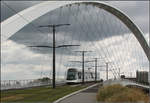 Tram unterm Bogen -    Straßenbahnbrücke über den Bassin Vauban an der Straßburger Neubaustrecke der Linie D nach Kehl.