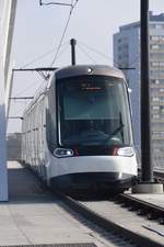 STRASBOURG (Grand Est/Département Bas Rhin), 14.10.2017, Tramlinie D nach Poteries auf der im April 2017 eingeweihten Tram- und Fußgängerbrücke über den Rhein