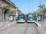 Strasbourg Broglieplatz -   Beide Tramgenerationen auf einem Bild: links EuroTram unterwegs auf Linie A-Elsau und rechts die neuere Citadis-Tram unterwegs  auf Linie C-Esplanade    06.05.2007