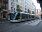 Eine Straenbahn der Linie B ist am 15.10.2007 auf dem Weg zum Hauptbahnhof Strasbourg.