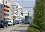 Auf eigenem Bahnkörper am Autostau vorbei -     Ein Wagen der Linie B in der Avenue Pierre Mendes France nahe der Station Futura Glaciere.