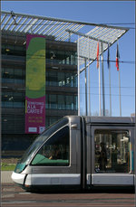 Moderne Bahn, modernes Bauwerk -     An der Haltestelle Wacken verzweigen sich die Linien B und E.