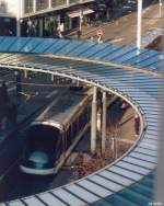 Der Glasring -    Die zentrale Haltestelle  Homme de Fer  in Straßburg mit dem markanten Glaskranz.