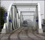 Brücke für die Tram -     Kurz vor der Haltestelle Elmerforst wird der Fluss I'Ill auf einer eigens für die Straßenbahn gebauten Brücke überquert.