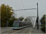 - Die weie Brcke - Ein Eurotram verlsst die Straenbahnbrcke im Straburger Stadtteil Montagne verte.