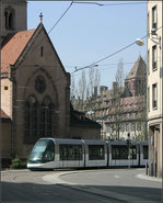 Moderne Tram in alter Stadt - 

Aufgenommen bei der Haltestelle Porte de l´Hôpital in Straßburg.

21.04.2006 (M) 
