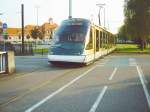 Strasbourg-Cronenbourg 2.5.2006 gegen 7:20h:    Die nur 8-achsige Eurotram 1006 (aus der ersten Serie)  fhrt vom Depot zur Rotonde,  zum Einsatz auf der Linie D Rotonde - Etoile-Polygone.
