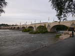 Eine FilBleu-Tram überquert auf der Pont-Wilson die hier doch schon recht breite Loire Richtung Innenstadt.