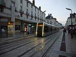 Tram FilBleu-059 ist am frühen Morgen in der Rue-National unterwegs. Hier in der Innenstadt fährt die Tram ohne Oberleitung mit der unterirdischen Stromversorgung durch das System APS. Die in kurze Abschnitte unterteilte Stromversorgungsschienen liegen als Mittelleiter zwischen den Schienen.
 2014-09-17 Tours