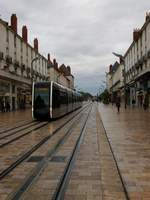 Tram FilBleu-065 ist in der Rue-National unterwegs. Hier in der Innenstadt fährt die Tram ohne Oberleitung mit der unterirdischen Stromversorgung durch das System APS. Die am 31. August 2013 eröffnete Tram in Tours wird mit Straßenbahnen des Typs Alstom Citadis 402 befahren, die hier auf Wunsch der Stadt eine sehr markante und ungewöhnliche Front haben. 2014-09-18 Tours