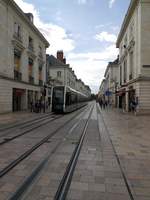 Tram FilBleu-061 durchfährt die Rue National.