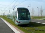 Seit Juli 2006 verkehrt in Valenciennes nach 40 Jahren wieder eine Straenbahn. Die Triebwagen vom Typ CITADIS gebaut von Alstom Transport haben eine Lnge von 33 m und eine Breite von 2,40 m.
Sie haben 48 Sitzpltze und knnen maximal 295 Personen befrdern.
Foto aufgenommen an der Endhaltestelle UNIVERSIT in Famars am 13.04.07.