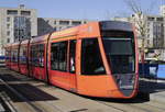 Wagen 111 der Straßenbahn Reims an der Haltestelle Gare (Bahnhof SNCF), die zum APS-Abschnitt gehört.